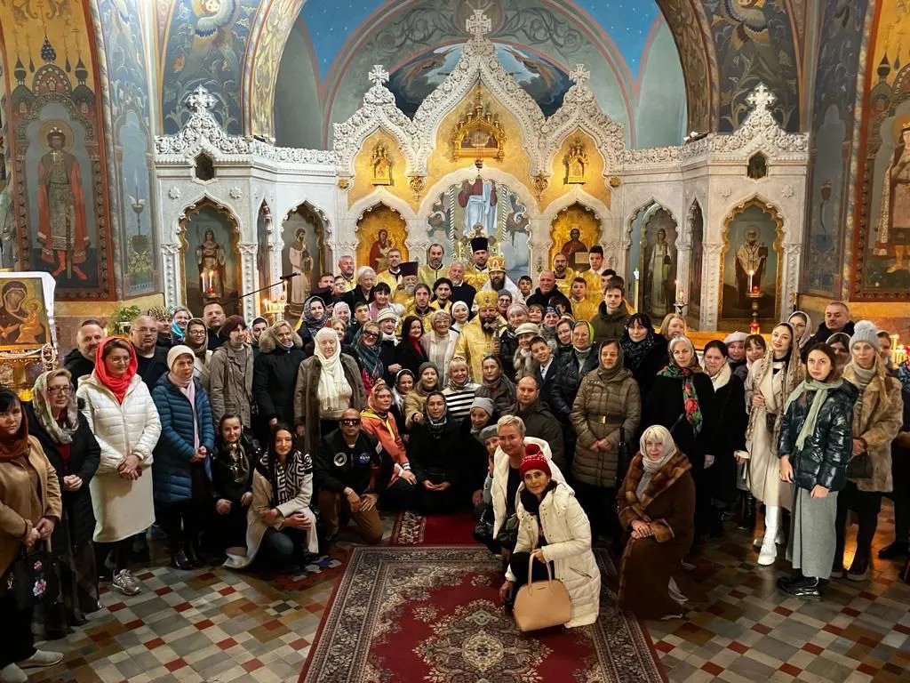 Community photograph of clergy and parishioners in church